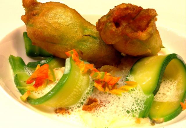 Tempura de fleurs de courgettes farcies au risotto, blanc de seiches, mini-courgettes et écume de parmesan