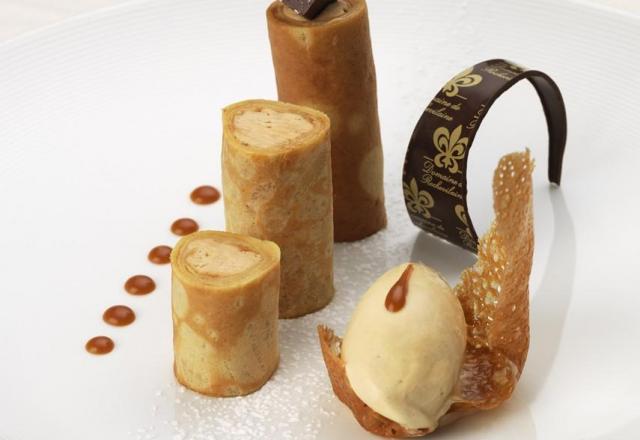 Fines crêpes de froment enveloppant une crème de Jivara, Glace au caramel salé