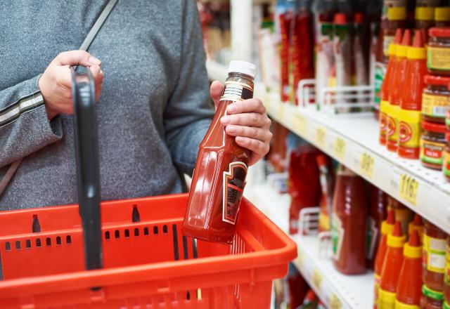 Vous avez toujours mal ouvert votre bouteille de ketchup, voici la bonne façon de faire !