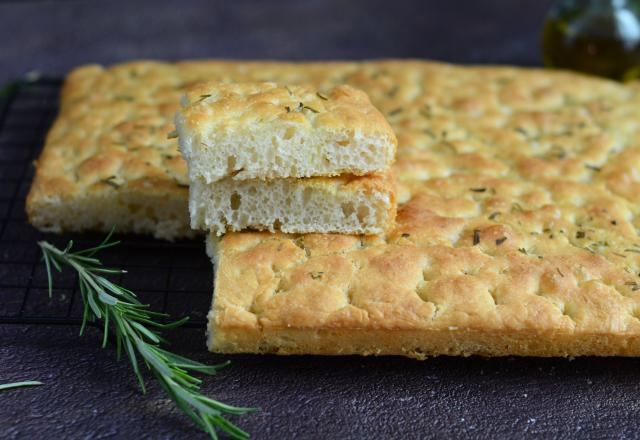 Focaccia sans pétrissage au romarin et focaccia fleurie