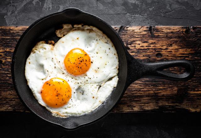 Œufs au plat : la recette et les astuces d’une légende de la cuisine pour un résultat parfait