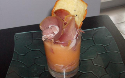 Mousse de melon, jambon cru et tuile de gruyére