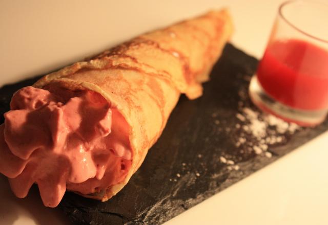 Crêpe fourrée à la chantilly rose