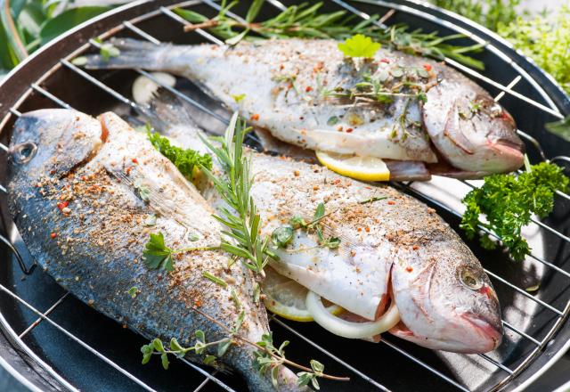 Grillez le poisson sans accroc avec cette astuce pour une peau qui ne colle pas au barbecue !