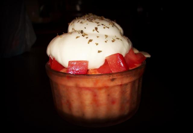 Delicate chantilly d'ail sur mousse de tomate