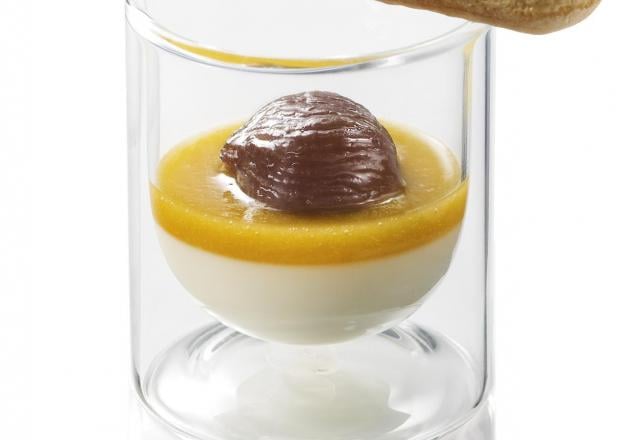 Panna cotta au lait concentré sucré, abricots et marrons confits