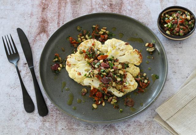 Chou-fleur rôti, persillade aux olives et tomates séchées