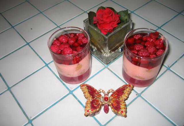 Tiramisù roses aux pralines et coulis de framboises