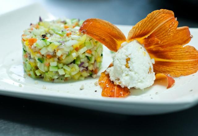 Tartare de Légumes Estivaux citronnés, Hémérocalle farcie à la Brousse