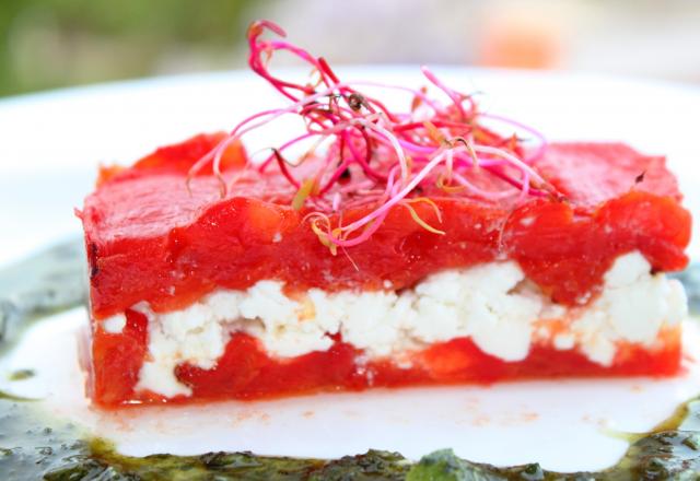 Millefeuille de tomates confites et chèvre frais, et son coulis de basilic