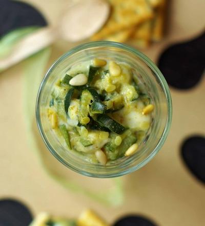 Caviar de courgettes au cumin, salers et pignons