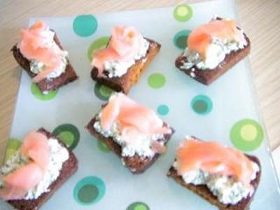 Toasts de pain d'épices sans gluten au saumon