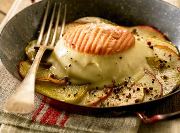 Epoisses sur galette de pommes et pommes de terre