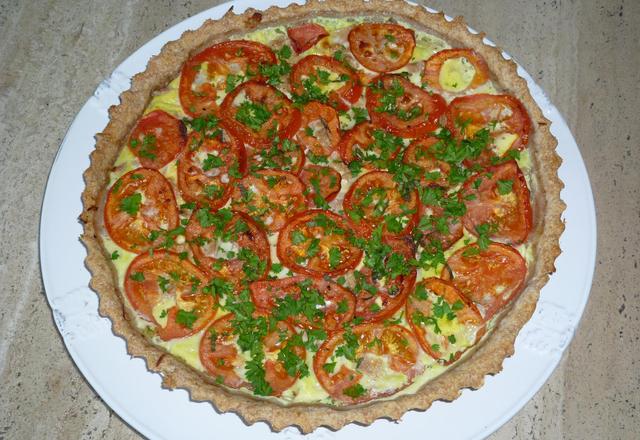 Tarte au thon et tomates sur un lit de courgettes