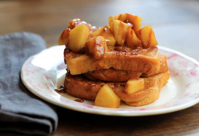 Brioche perdue aux pommes et sauce caramel au beurre salé à la plancha