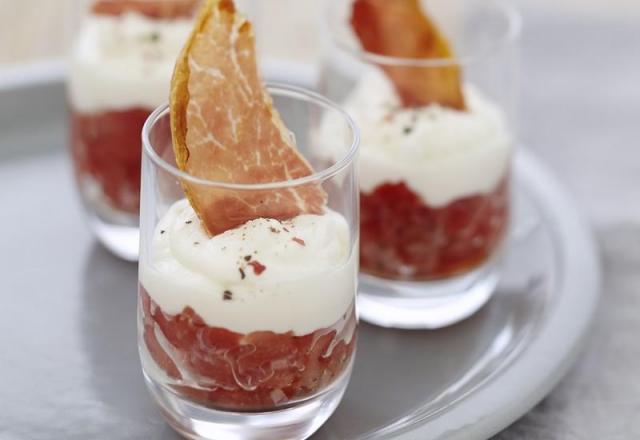 Verrines de concassé de tomates au fromage Carré Frais et chips de jambon