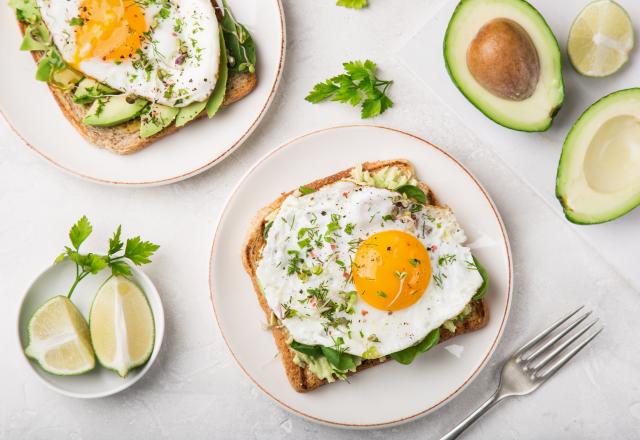 Tartine complète aux pousses d'épinard, avocat et œuf au plat