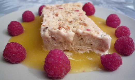 Nougat glacé et coulis d'abricot