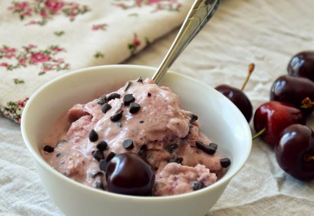 Frozen yogurt à la cerise et aux pépites de chocolat