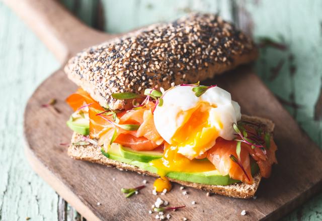 Tartines d'avocat, saumon fumé et oeufs pochés