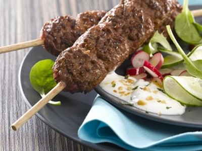 Brochettes sauce yaourt, menthe et cacahuètes sur lit de salade fraîcheur