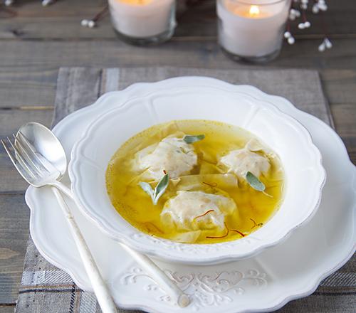 Ravioles de tofu fumé, butternut et sauge en bouillon safrané