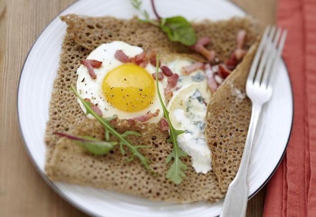 Galette de sarrasin au Bresse Bleu et aux lardons