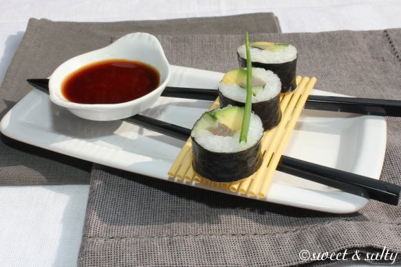 Maki sushi au maquereau, concombre et avocat