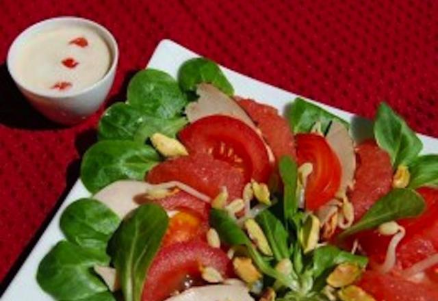 Salade de poulet aux agrumes sur lit de mâche à base d'émincés de poulet cuit rôti