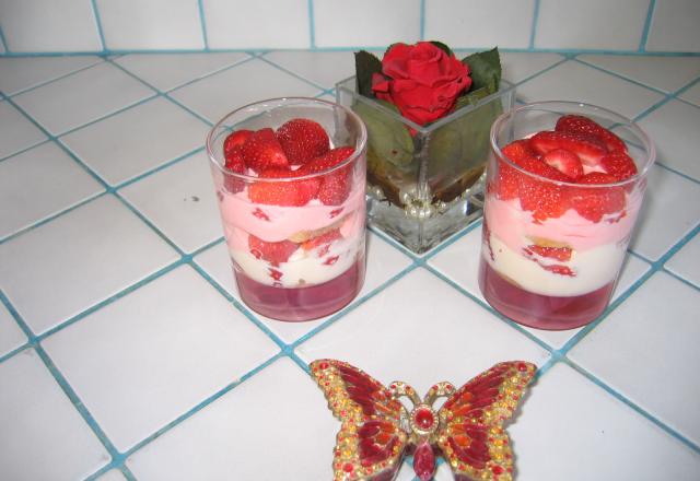 Tiramisu aux fraises blanc-rosé