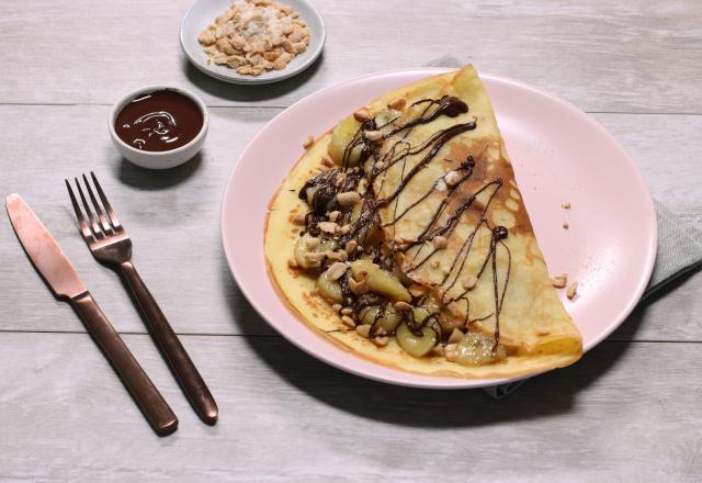 Crêpes à la banane flambée, cacahuètes et chocolat