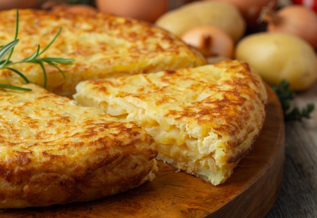 “Moi, je l’aime classique” : Cyril Lignac partage avec nous sa recette de tortilla aux pommes de terre comme en Espagne