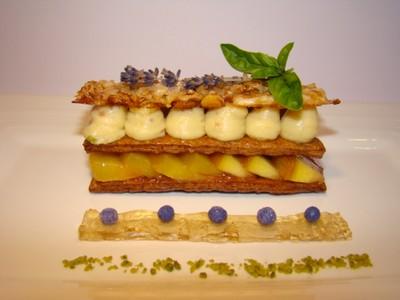 Mille et Une Feuille de nougat au miel de lavande, émincé de pêche pochée au basilic et sa petite gelée