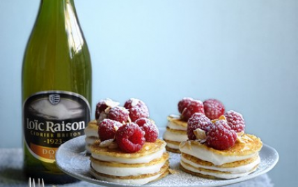 Mille feuille de crêpes, mousse de fromage blanc et framboises