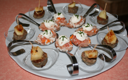 Amuses bouches andouillette pomme pamplemousse et surimi