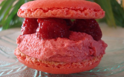 Bavarois framboisé en coques de macaron