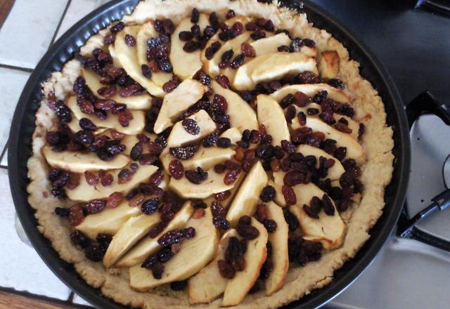 Tarte pomme-amande-raisins secs