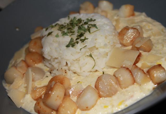 Saint-jacques et crème de poireau, accompagnés de riz