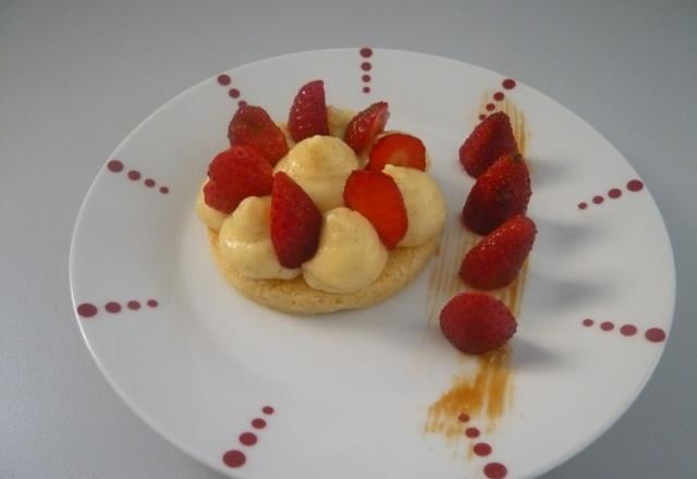 Sablé breton, crème pâtissière vanillée et ses fraises