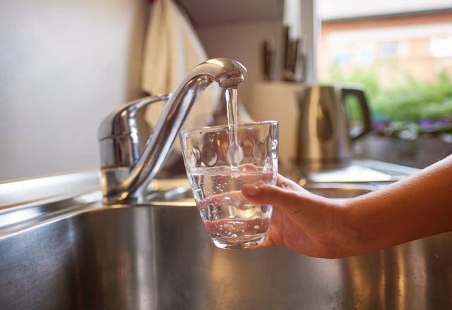 Eau en bouteille ou du robinet : quelle est la meilleure pour la santé ? Un médecin répond