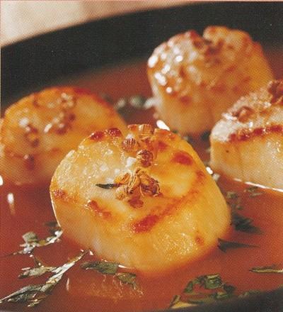 Nage de coquilles Saint-Jacques au jus de carotte et aux 2 coriandres