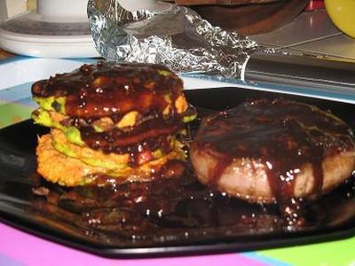 Tournedos au caramel de poivron vert et son mille-feuilles de caviar de poivron aux saveurs d'épinards et de cacahuète.