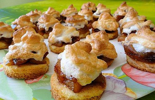 Toasts aux pommes meringuées