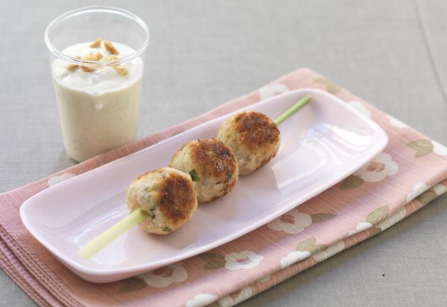 Brochettes de poulet à la citronnelle, sauce Boursin cuisine ail & fines herbes et cacahuètes