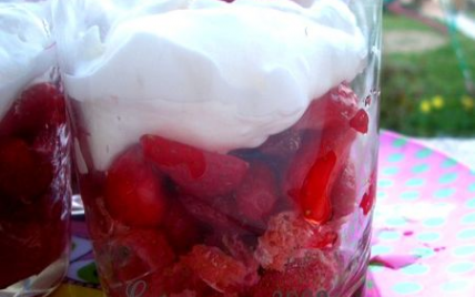 Verrines de fraises - biscuits roses et chantilly