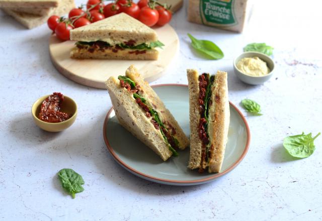 Club sandwich végétarien au houmous, tomates confites et épinards