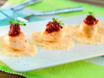 Noix de Saint-Jacques sautées et concassé de tomates séchées sur dentelle de parmesan