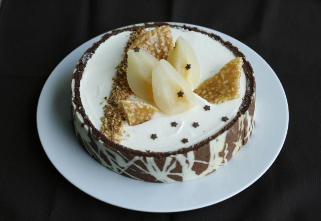 Croustillant praliné et mousse de poire dans son habit joconde imprimé