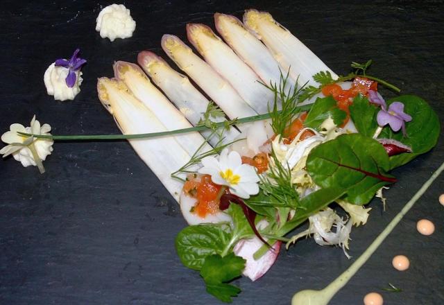 Carpaccio d'asperges et st jacques marinées au vinaigre de mangue