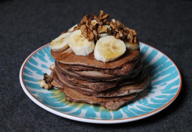 Pancakes au lait de soja au chocolat, topping banane, noix et sirop d'érable